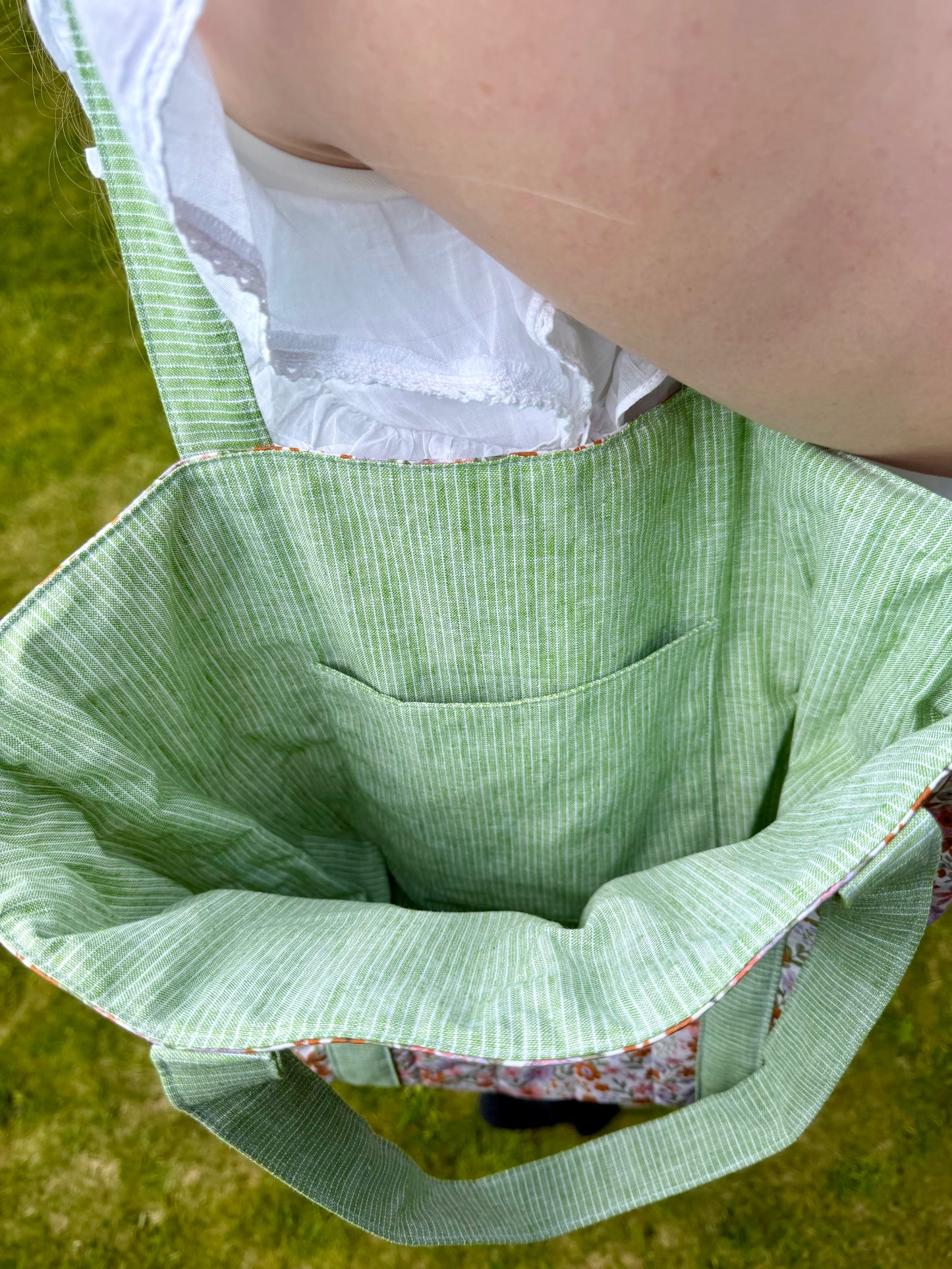 Sand Blossom tote bag with attached straps